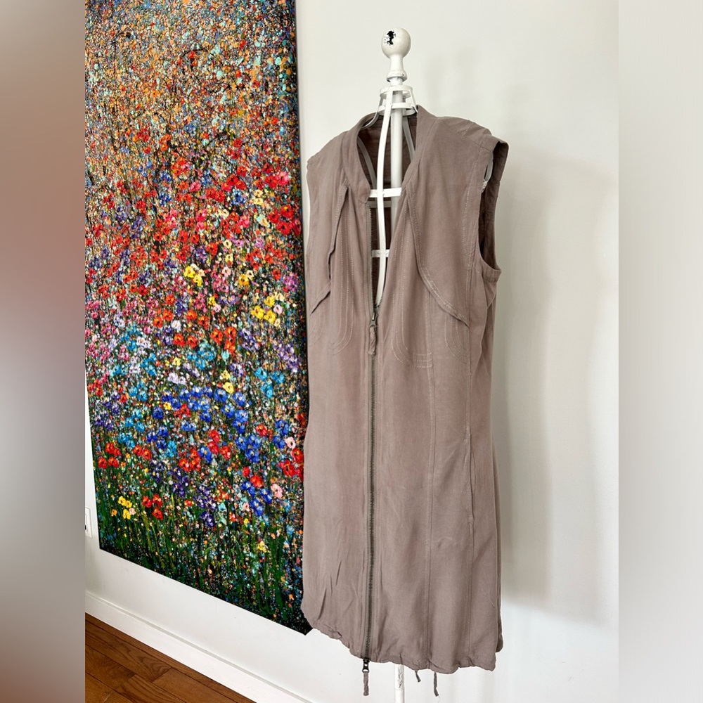 Sleeveless zip front mini dress in taupe size L looks great also as a vest